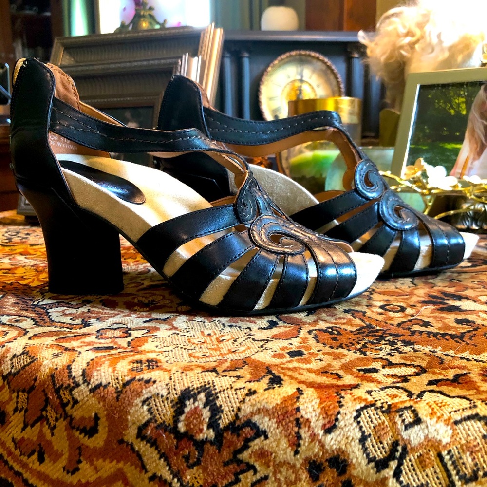 Earthies Domingo black leather t-strap sandal